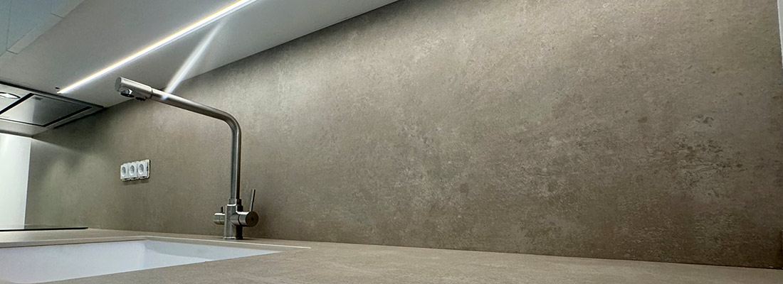 Servicios de fontanería, sustitución y reparación de acometidas, desagües generales y pluviales, electricidad, cerrajería, cristalería, carpintería exterior e interior